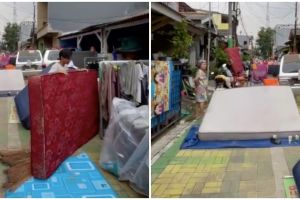 Banjir usai, jalanan kampung ini dipenuhi perabot bak pasar kaget