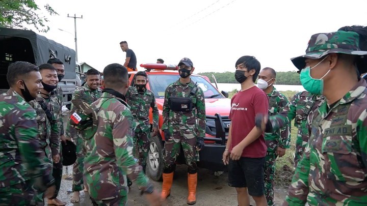 8 Momen Rian D'Masiv bantu korban banjir Jakarta, aksinya bikin salut