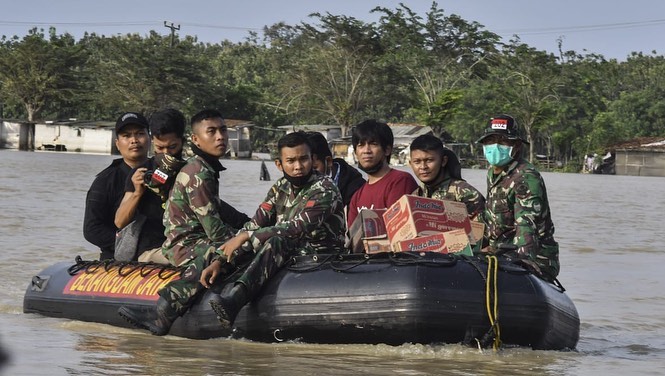 8 Momen Rian D'Masiv bantu korban banjir Jakarta, aksinya bikin salut