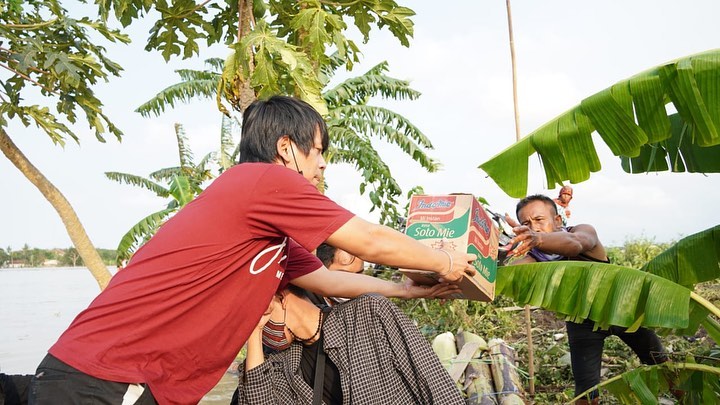 8 Momen Rian D'Masiv bantu korban banjir Jakarta, aksinya bikin salut