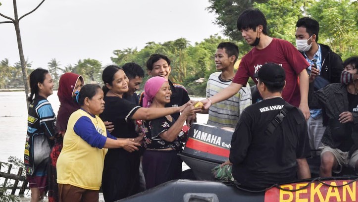 8 Momen Rian D'Masiv bantu korban banjir Jakarta, aksinya bikin salut