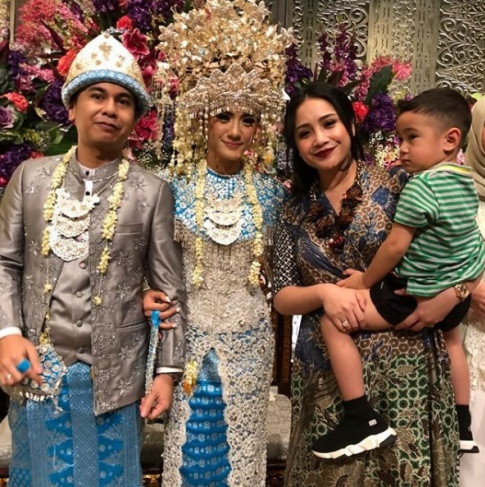11 Gaya Nagita Slavina saat kondangan, harga outfitnya bikin melongo