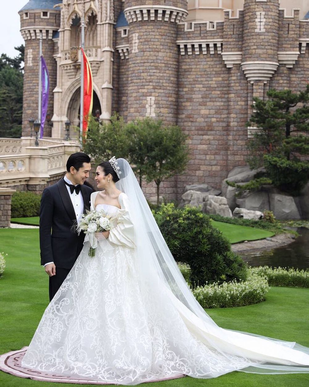 Gaya 10 pesinetron kenakan gaun saat menikah, pesonanya bak princess