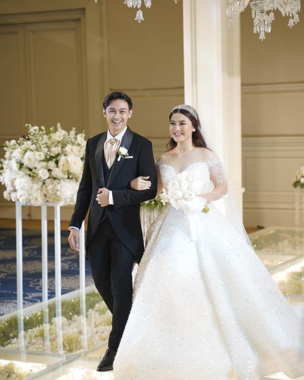Gaya 10 pesinetron kenakan gaun saat menikah, pesonanya bak princess