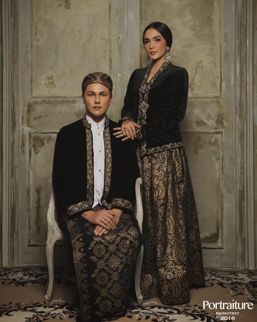 8 Pemotretan Andhika Pratama dan Ussy Sulistiawaty berkonsep Jawa