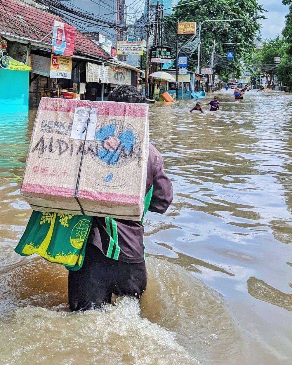 10 Perjuangan driver ojek online antar orderan ini bikin salut