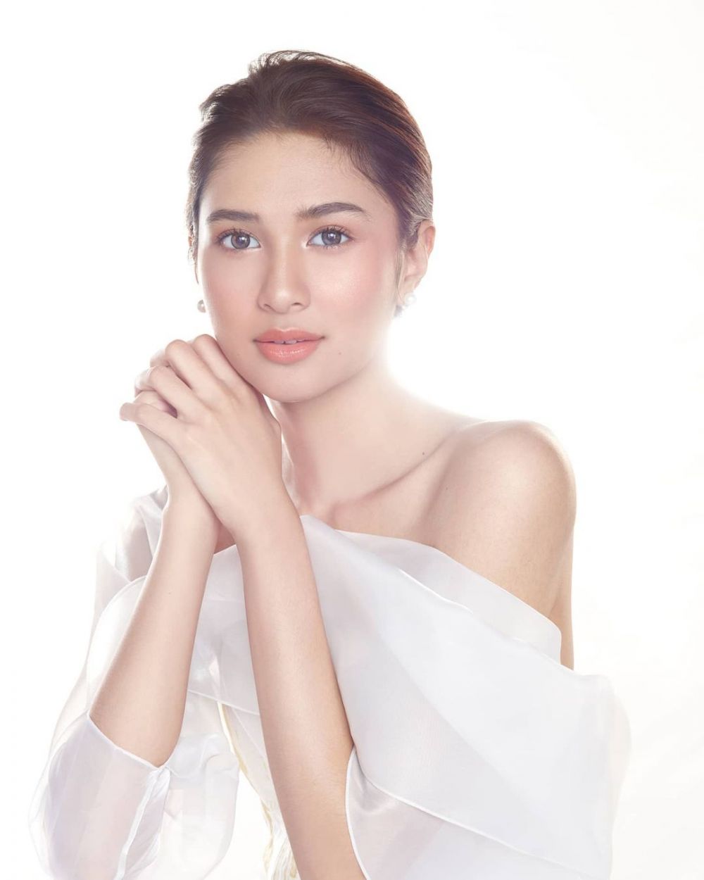 Kerap tampil natural, ini 10 potret Mikha Tambayong ber-makeup tebal