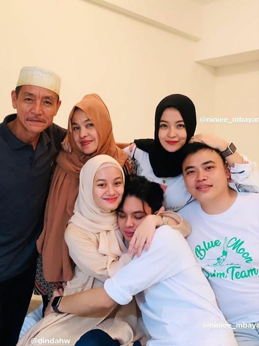 Hamil bareng, ini 7 potret kompak Dinda Hauw dan Ninie Mbayang