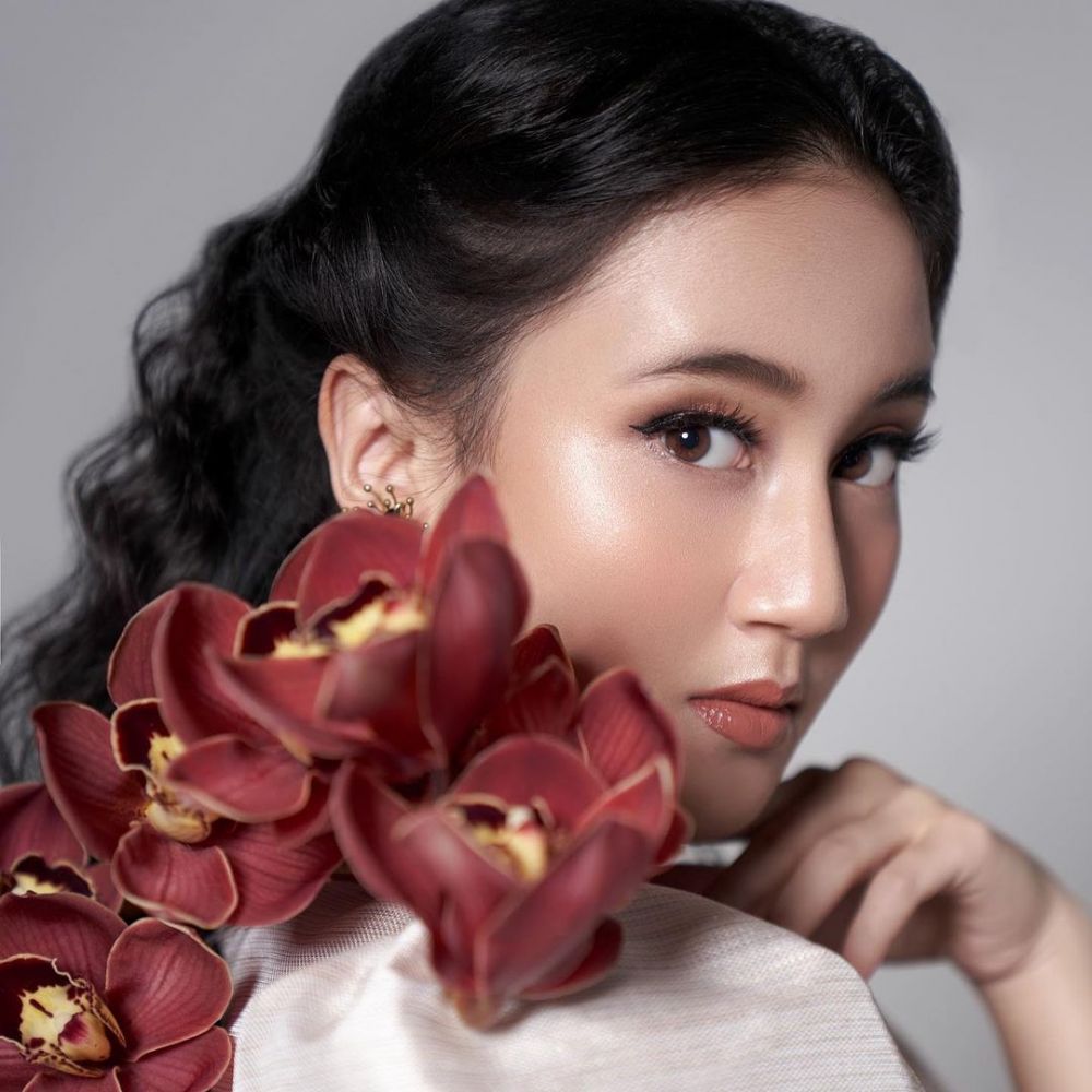 9 Gaya pemotretan Keisya Idol dalam berbagai tema, glamor abis