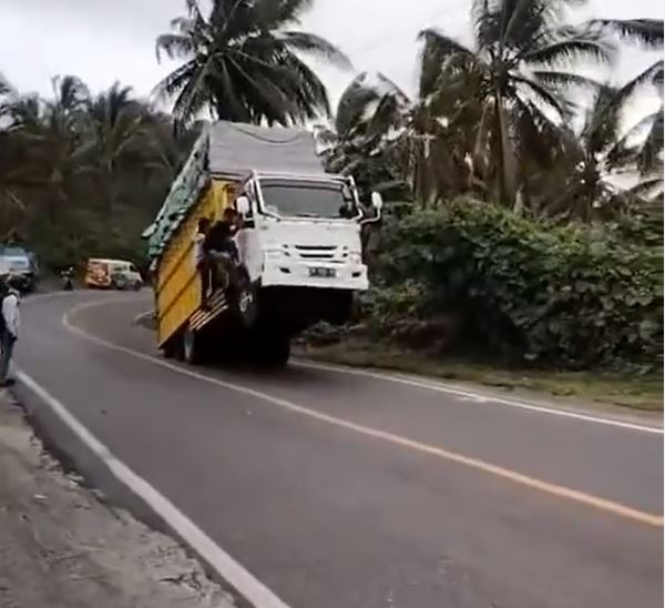 Viral video truk lewati tanjakan hingga ban depan terangkat, ngeri