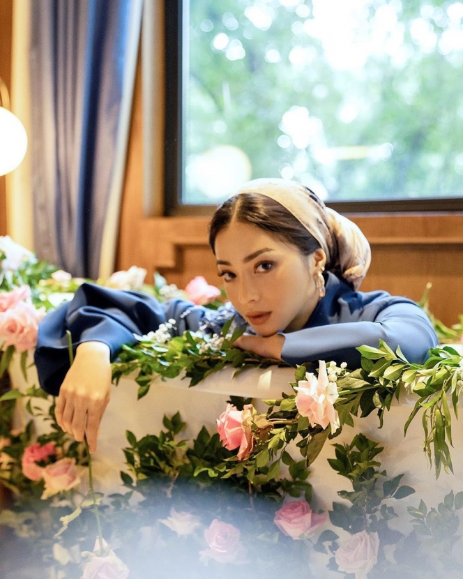 10 Gaya pemotretan pesinetron dengan tema bunga-bunga, memukau