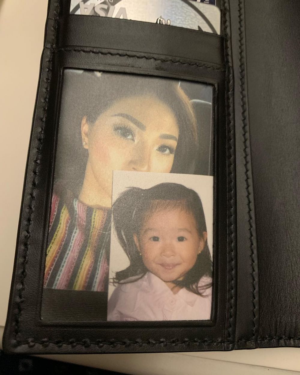 Intip foto di dompet milik 5 seleb, banyak kenangan masa lalu