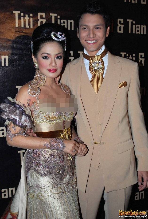 Potret lawas 10 seleb era 2000-an saat menikah, penuh kebahagiaan