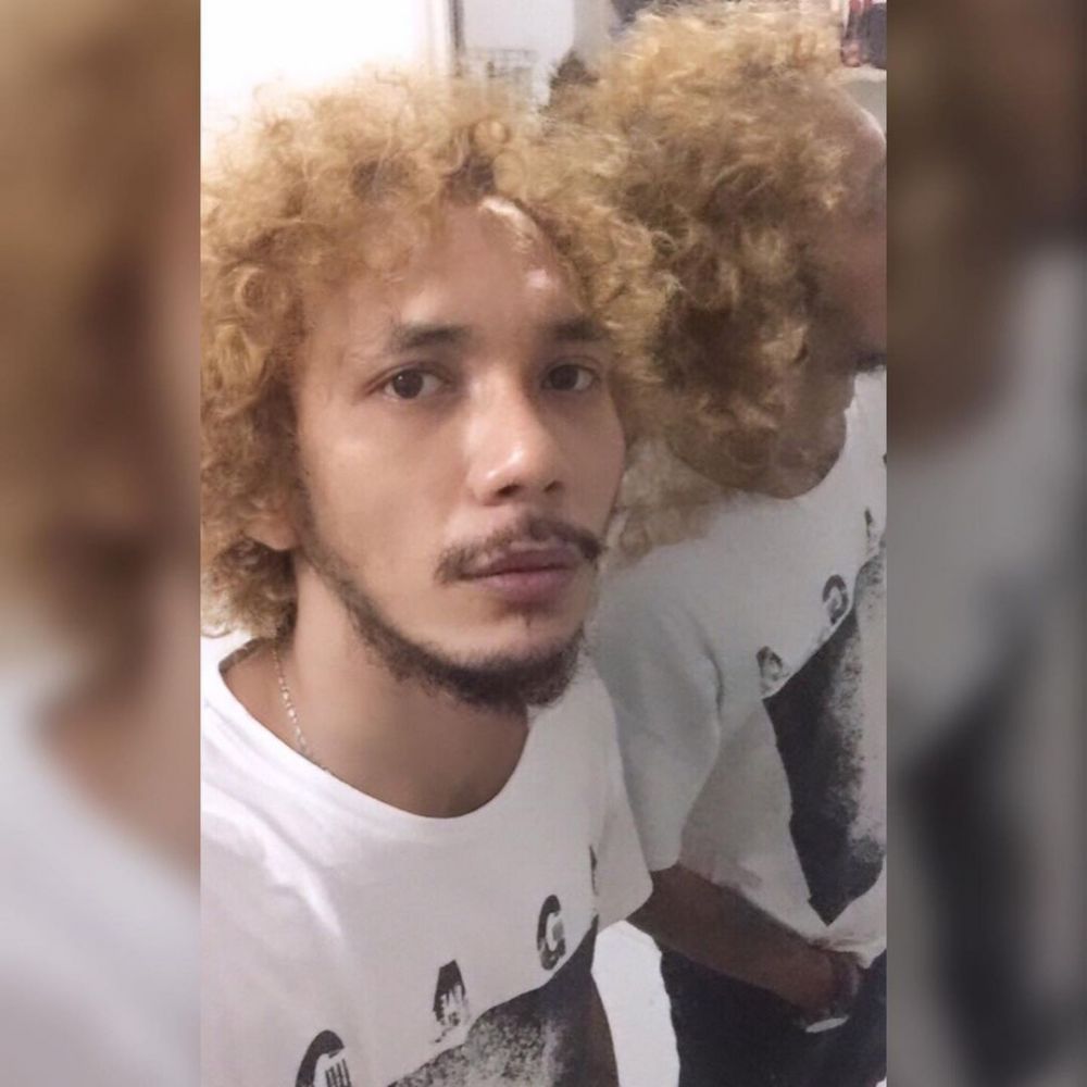 8 Potret terbaru Norman Kamaru dengan rambut pirang, bikin pangling