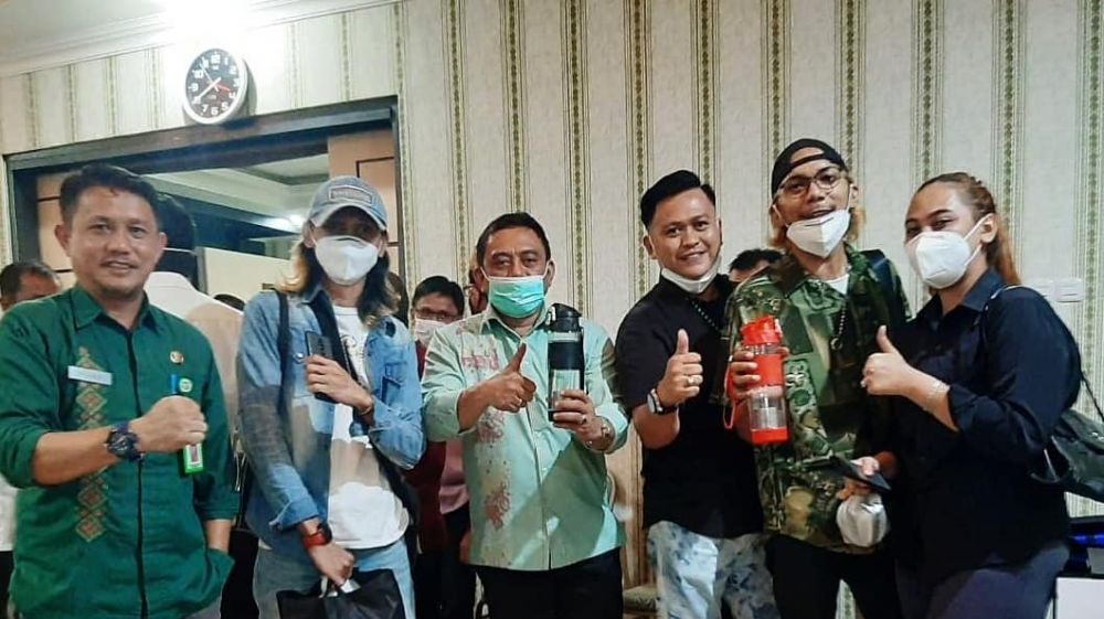 8 Potret terbaru Norman Kamaru dengan rambut pirang, bikin pangling