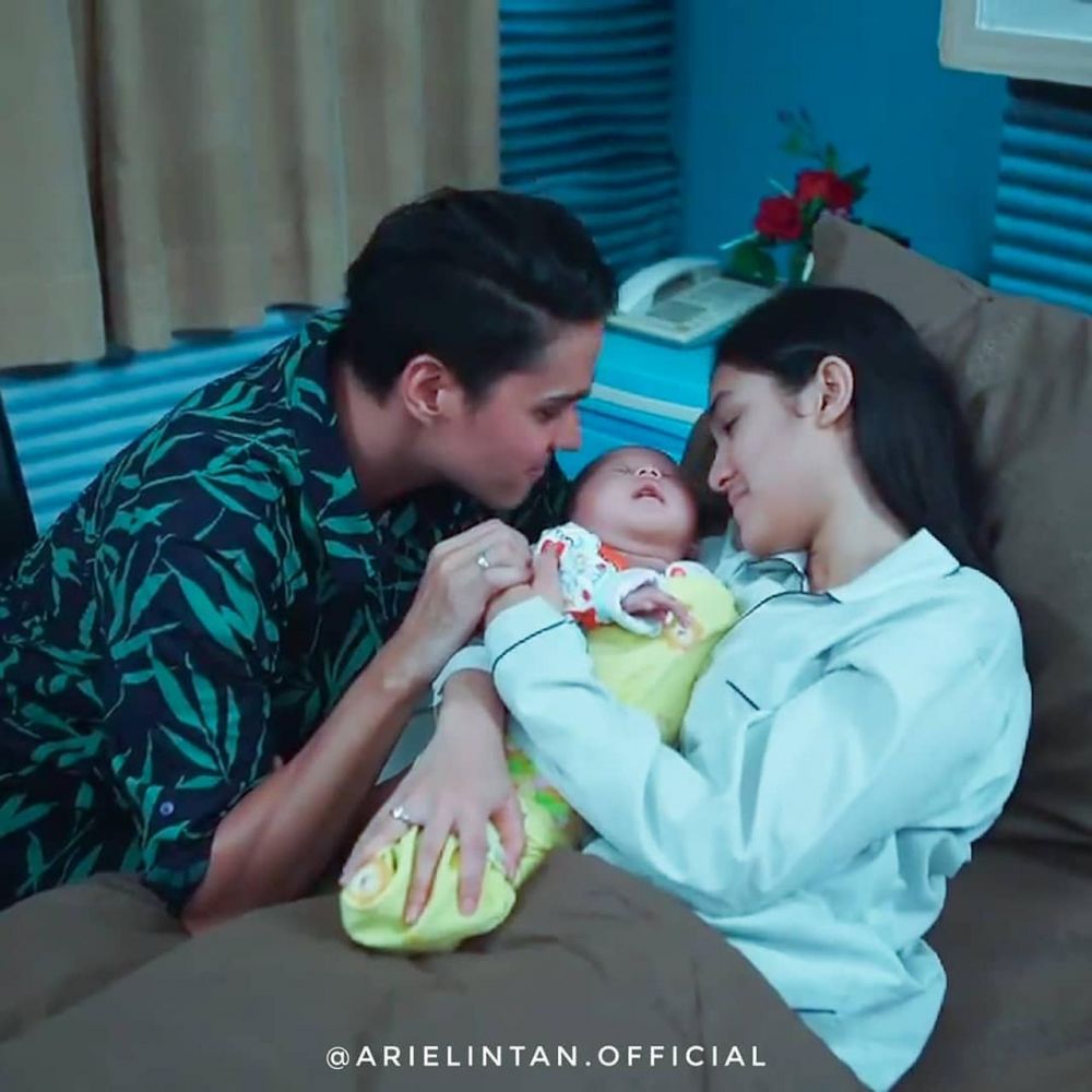 6 Momen seleb foto keluarga di sinetron, pose Arya Saloka bikin baper