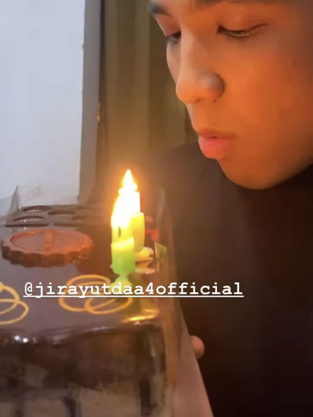 10 Momen ulang tahun Jirayut ke-20, kue ultahnya dari mi goreng