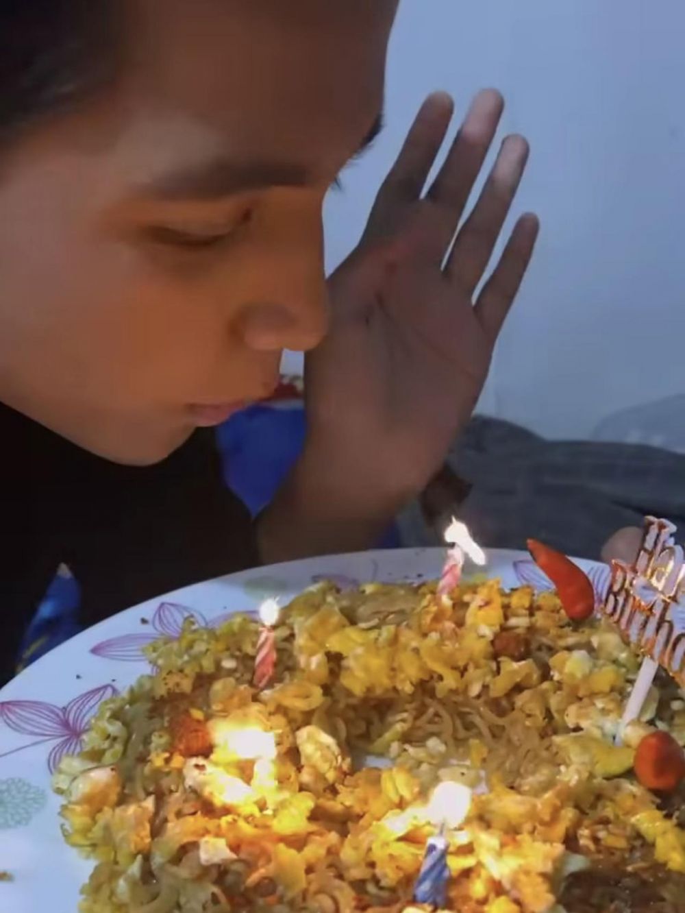 10 Momen ulang tahun Jirayut ke-20, kue ultahnya dari mi goreng