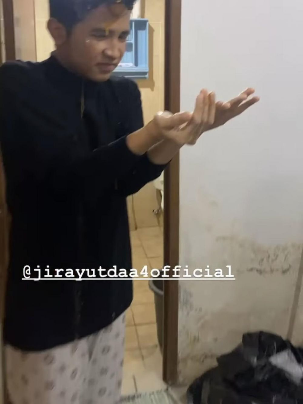 10 Momen ulang tahun Jirayut ke-20, kue ultahnya dari mi goreng