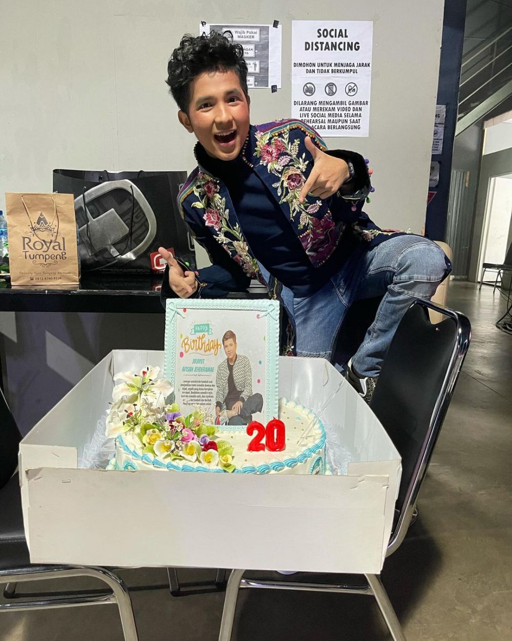 10 Momen ulang tahun Jirayut ke-20, kue ultahnya dari mi goreng