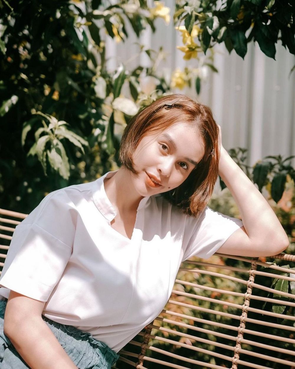 8 Potret terbaru Conchita Caroline, tampil dengan rambut pendek