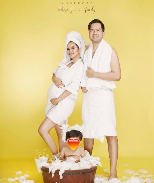 Pemotretan 8 pasangan seleb pakai bathrobe, tampil beda