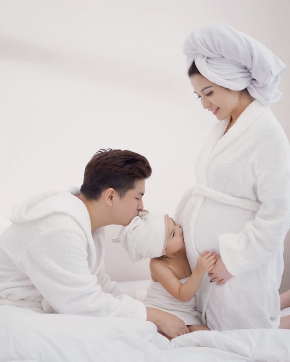 Pemotretan 8 pasangan seleb pakai bathrobe, tampil beda