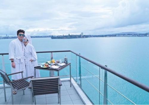 Pemotretan 8 pasangan seleb pakai bathrobe, tampil beda