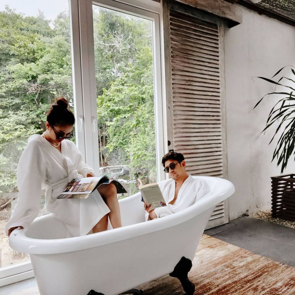 Pemotretan 8 pasangan seleb pakai bathrobe, tampil beda