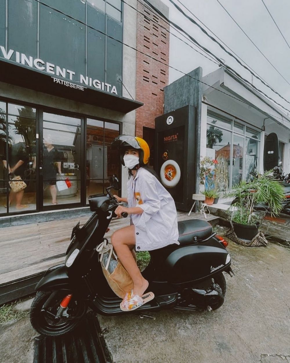 Gaya 8 seleb cantik saat kendarai Vespa, keren abis