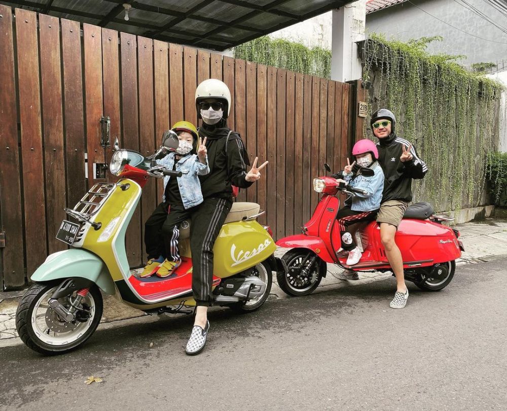 Gaya 8 seleb cantik saat kendarai Vespa, keren abis
