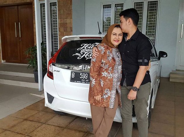 8 Potret ganteng Kaisar Alhadi, adik Denada yang jarang tersorot