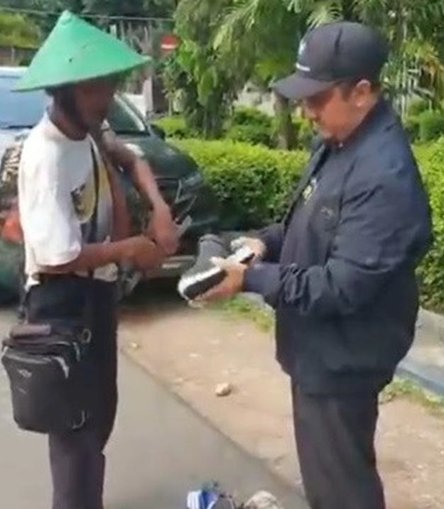 Cara Ustaz Yusuf Mansur tawar harga sandal ini curi perhatian