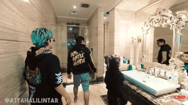 10 Potret kamar di rumah Andre Taulany, ruang wardrobe-nya bak butik