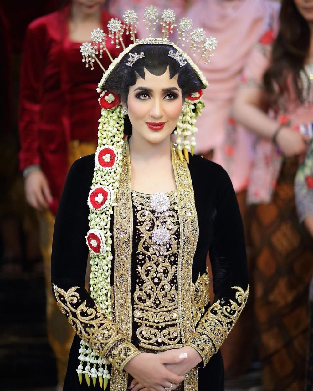 Pesona 8 seleb blasteran dengan dandanan paes, auranya terpancar