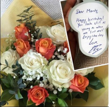 Isi surat cinta 7 seleb di buket bunga pemberian pasangan, bikin baper