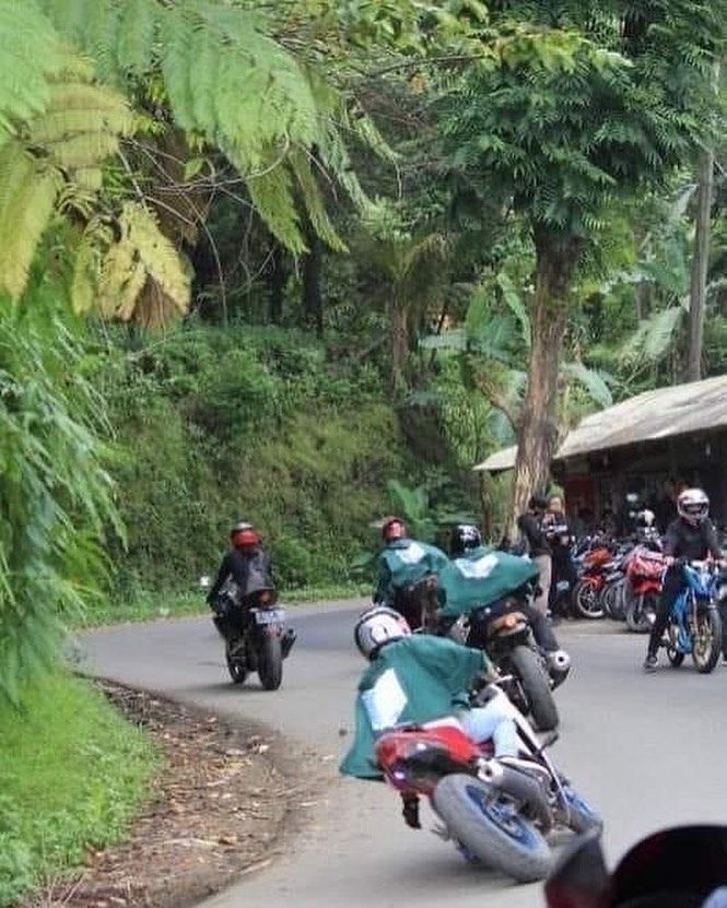 10 Potret lucu orang pakai kostum anime di tempat umum, bikin nyengir