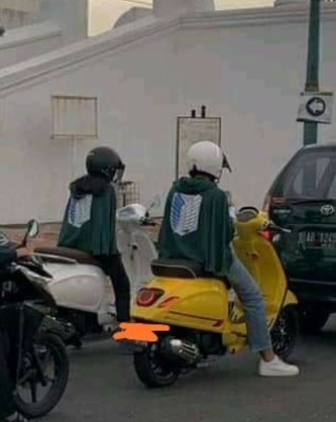 10 Potret lucu orang pakai kostum anime di tempat umum, bikin nyengir