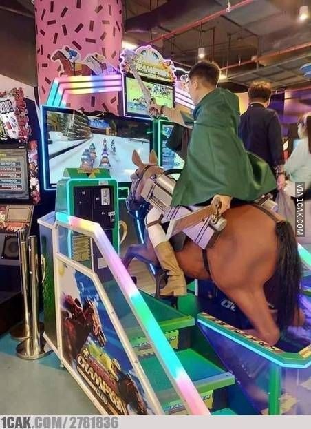 10 Potret lucu orang pakai kostum anime di tempat umum, bikin nyengir