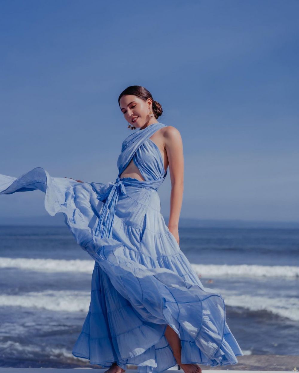 8 Gaya pemotretan Olivia Jensen di pinggir pantai, bak princess