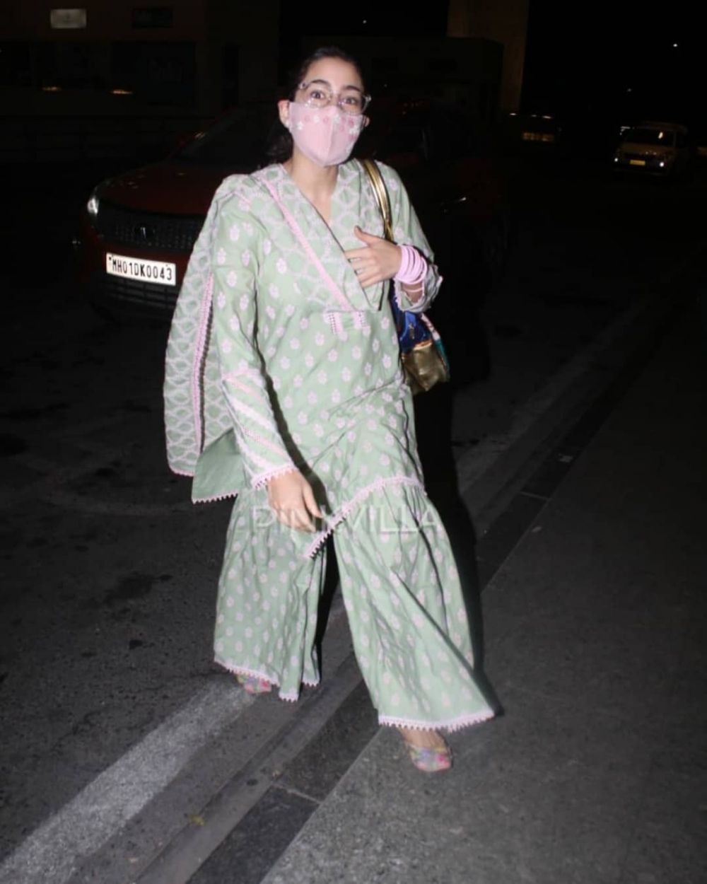 8 Gaya airport fashion seleb Bollywood, Aishwarya Rai tampil sederhana