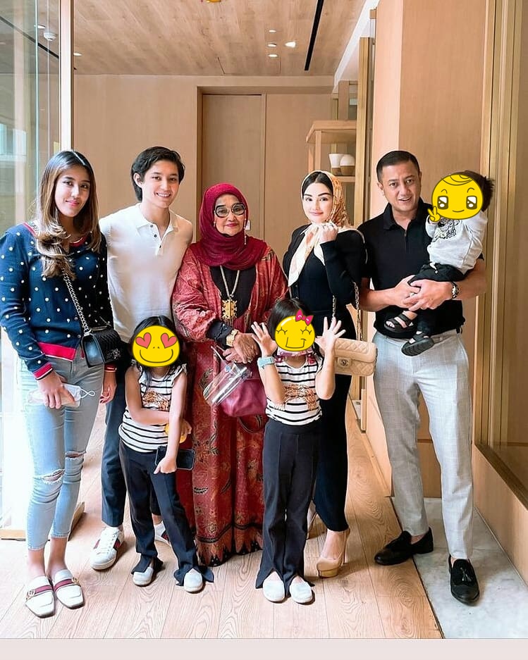 10 Potret mesra Teuku Rassya dan Cleantha, lengket bak prangko