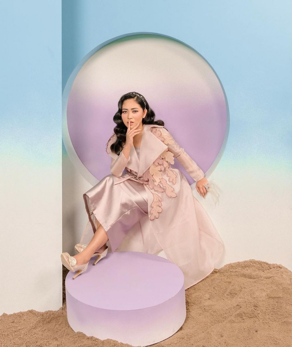 7 Gaya pemotretan terbaru Rachel Vennya, dipuji makin cetar