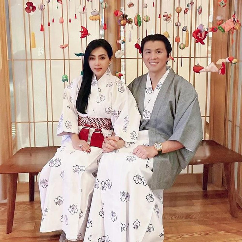 7 Potret Syahrini & Reino Barack kenakan kimono, rayakan anniversary