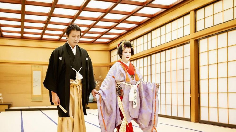 7 Potret Syahrini & Reino Barack kenakan kimono, rayakan anniversary