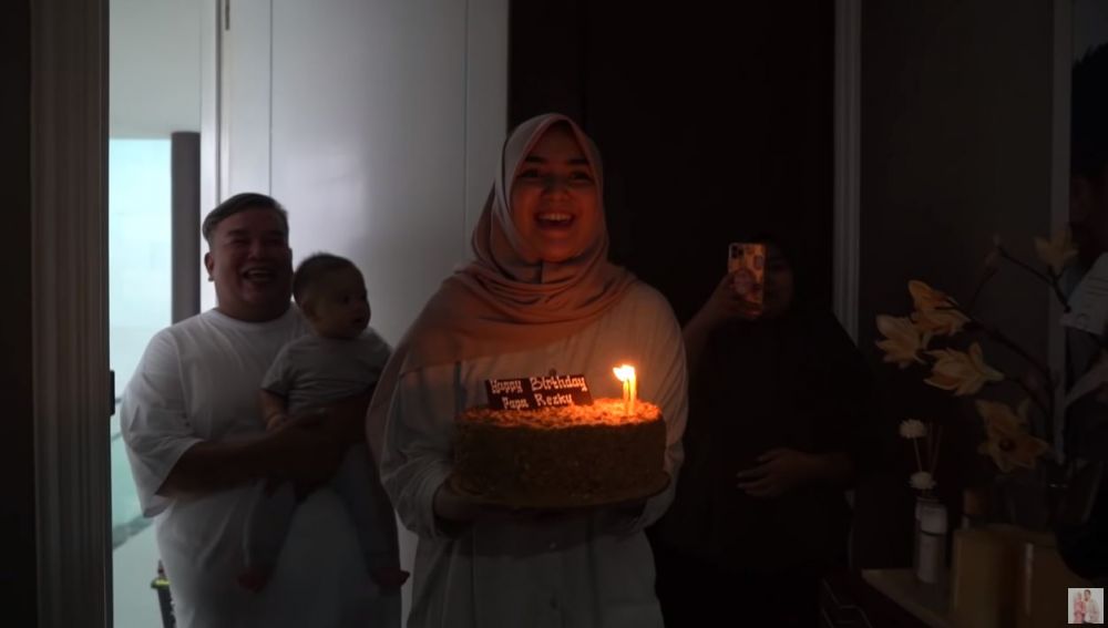 10 Potret kejutan ultah Rezky Aditya ke-36, sederhana tapi manis