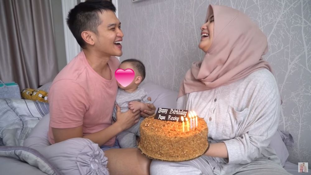 10 Potret kejutan ultah Rezky Aditya ke-36, sederhana tapi manis