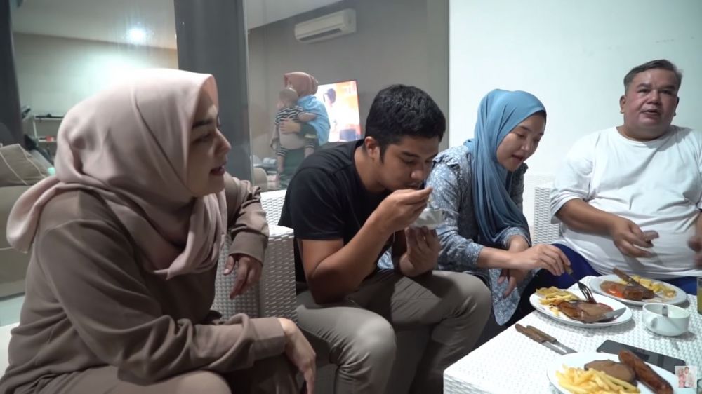 10 Potret kejutan ultah Rezky Aditya ke-36, sederhana tapi manis