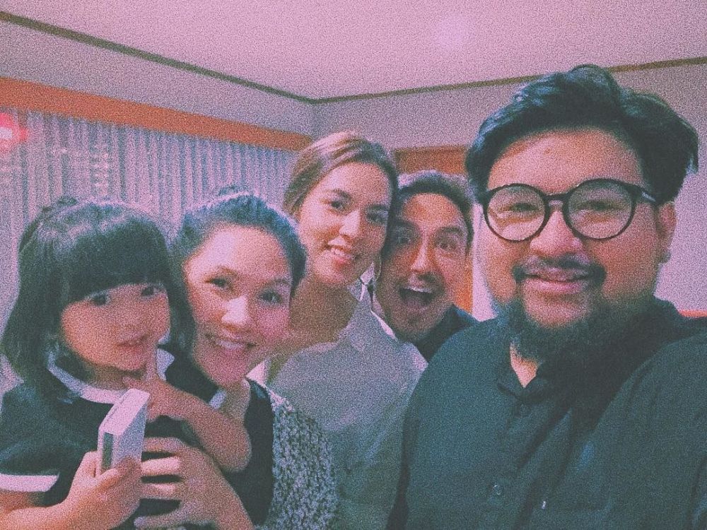 Potret kedekatan 13 seleb bareng saudara ipar, kompak abis