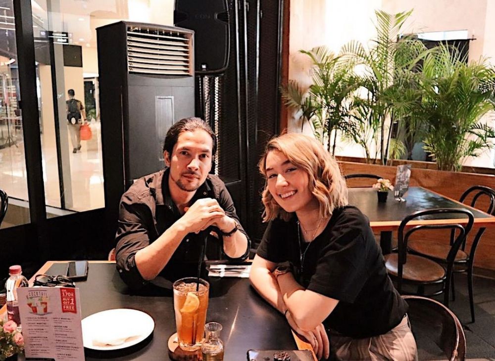 Potret kedekatan 13 seleb bareng saudara ipar, kompak abis